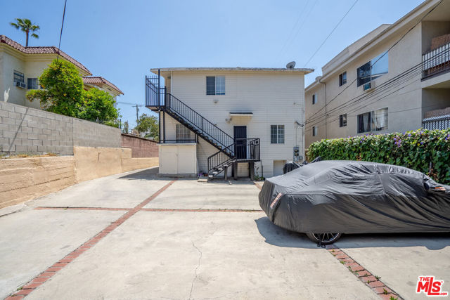 2963 San Marino Street, Los Angeles CA: https://media.crmls.org/mediaz/e6ccd4bb-6905-4ae9-b03a-a659935e411b.jpg