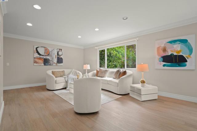 501 Amherst Ct, San Ramon CA: https://media.crmls.org/mediaz/e6cd8ae8-b5c2-4ca8-bf19-7a307ee5527a.jpg
