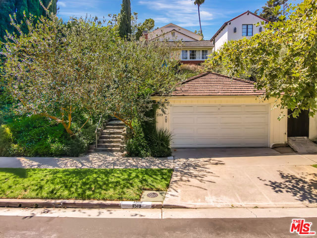 1519 Comstock Avenue, Los Angeles CA: https://media.crmls.org/mediaz/e6ce3649-0ed7-4bd6-95a0-cb2d6bcff073.jpg