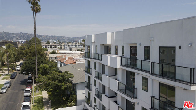 1226 S Bedford Street, Los Angeles CA: https://media.crmls.org/mediaz/e6ce5029-3204-47e8-98b5-da3625712488.jpg