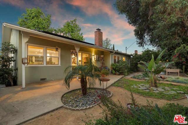 7667 Chisholm Avenue, Van Nuys CA: https://media.crmls.org/mediaz/e6ce5211-5ac2-477e-be7e-6870d38aebb1.jpg
