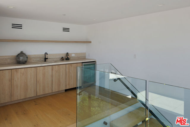 952 N Laurel Avenue, Los Angeles CA: https://media.crmls.org/mediaz/e6ce909c-bc8e-4797-b97d-ebafb9e21bf8.jpg