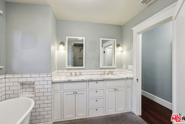 1324 N Orange Grove Avenue, West Hollywood CA: https://media.crmls.org/mediaz/e6ce9385-621a-44f0-b0b1-0a253845bf6f.jpg