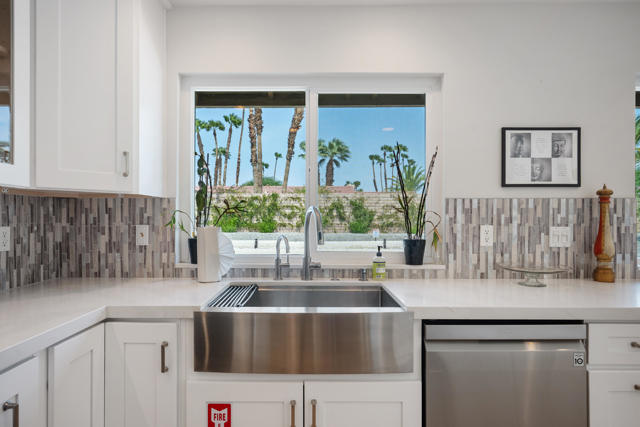 2450 Tamarisk Road, Palm Springs CA: https://media.crmls.org/mediaz/e6cee020-4234-403c-8c95-eec5879bd3e9.jpg