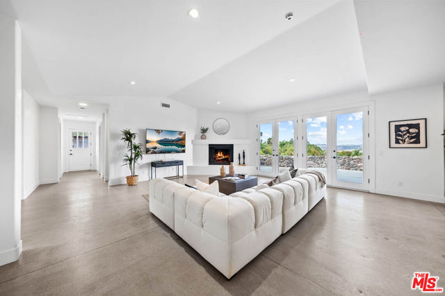 32070 Via Vera, Bonsall CA: https://media.crmls.org/mediaz/e6cfe21d-467a-435c-8307-518a5e11ca00.jpg