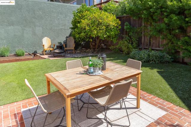 5626 Broadway, Oakland CA: https://media.crmls.org/mediaz/e6d044a6-03d3-49fc-84de-5311c9dbbe5b.jpg