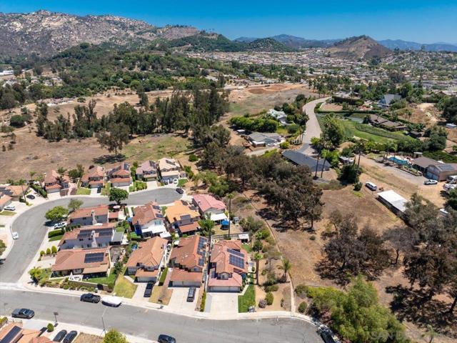 2208 Terracewood Ln, Escondido CA: https://media.crmls.org/mediaz/e6d16cc0-f400-4b8d-a6b5-ce2b312cc649.jpg