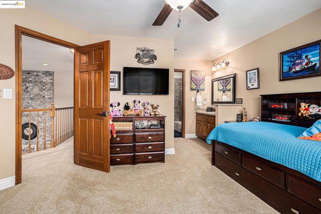 15 Madeira Ct, Oakley CA: https://media.crmls.org/mediaz/e6d171ab-1b2e-4d80-a561-6382490bb484.jpg