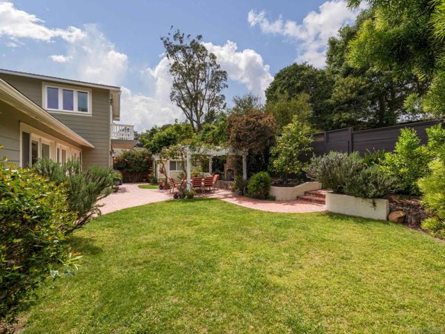 548 Tarento Dr, San Diego CA: https://media.crmls.org/mediaz/e6d19c55-734d-485f-8527-6c2bf4de7880.jpg