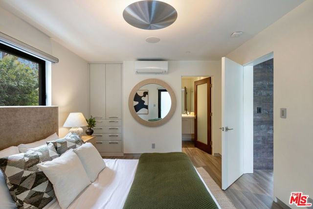 5751 Valley Oak Drive, Los Angeles CA: https://media.crmls.org/mediaz/e6d28f43-409f-43f8-a41a-51e0563ca803.jpg