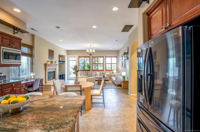 1052 Mountain Ash Ave, Chula Vista CA: https://media.crmls.org/mediaz/e6d2d708-cd9a-4b19-beac-ce57008934a1.jpg