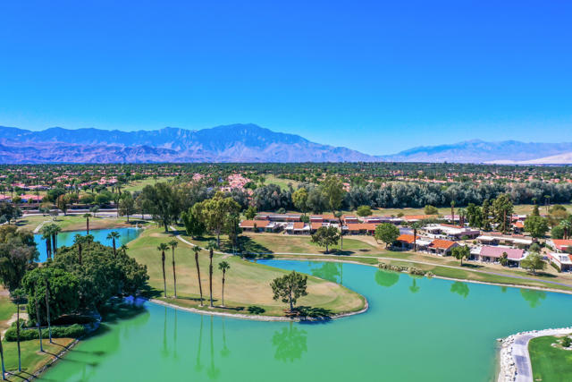 40492 Bay Hill Way, Palm Desert CA: https://media.crmls.org/mediaz/e6d36719-9ad0-4ad2-8f08-7253fc65e43e.jpg
