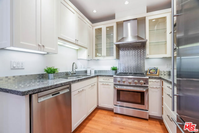 1119 23rd Street, Santa Monica CA: https://media.crmls.org/mediaz/e6d3df33-8403-43bd-9ee1-a9e7781cd85d.jpg