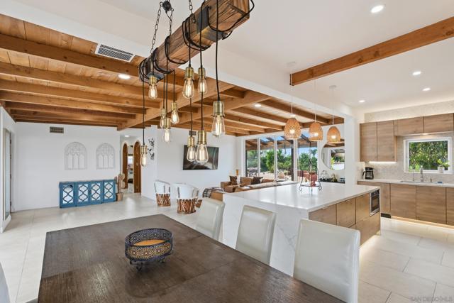 1047 Highland Dr, Del Mar CA: https://media.crmls.org/mediaz/e6d42ede-ede8-40d5-b0ba-34e23d342136.jpg