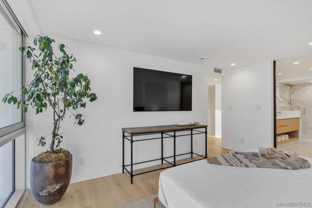 1830 Avenida Del Mundo, Coronado CA: https://media.crmls.org/mediaz/e6d44724-f3a2-4906-8495-0043b4f59bd6.jpg
