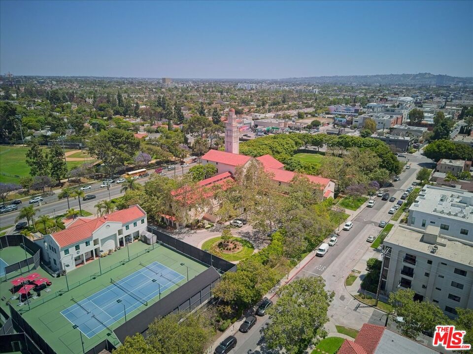 https://media.crmls.org/mediaz/e6d46578-0836-463f-a0e5-d6e9e65ec83b.jpg?preset=X-Large