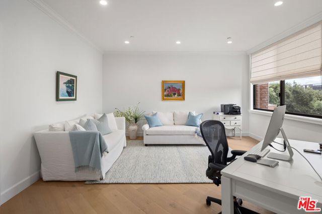 300 N Swall Drive, Beverly Hills CA: https://media.crmls.org/mediaz/e6d52c28-38bd-48c9-adbc-893d83976fc7.jpg