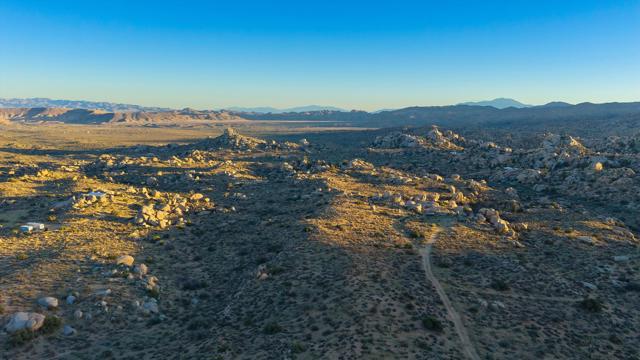 1 Dragonfly Lane, Pioneertown CA: https://media.crmls.org/mediaz/e6d547e3-1244-4edd-af72-653dc614eac2.jpg