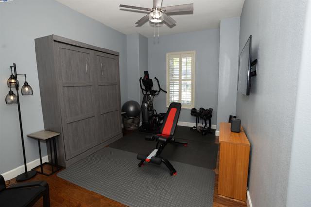 5090 Archcrest Way, Sacramento CA: https://media.crmls.org/mediaz/e6d59711-2214-416f-b6cd-82dce1fe8aee.jpg