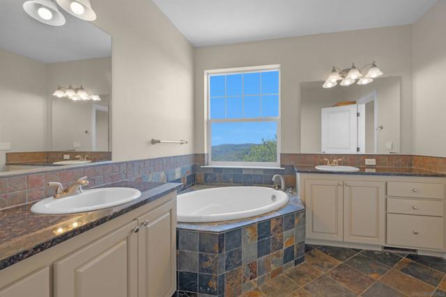 16725 Harrison Park Trail, Julian CA: https://media.crmls.org/mediaz/e6d5cd53-5fe0-476d-b93d-2ff8a922c646.jpg