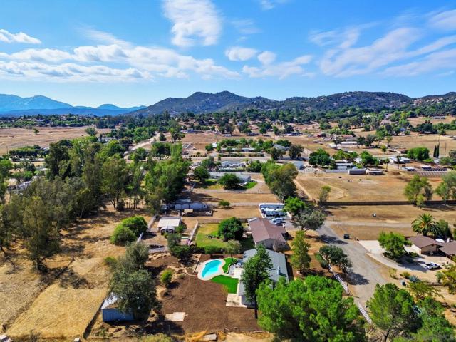 2118 Toca Ln, Ramona CA: https://media.crmls.org/mediaz/e6d641fc-e664-484c-88b4-75e400081e82.jpg