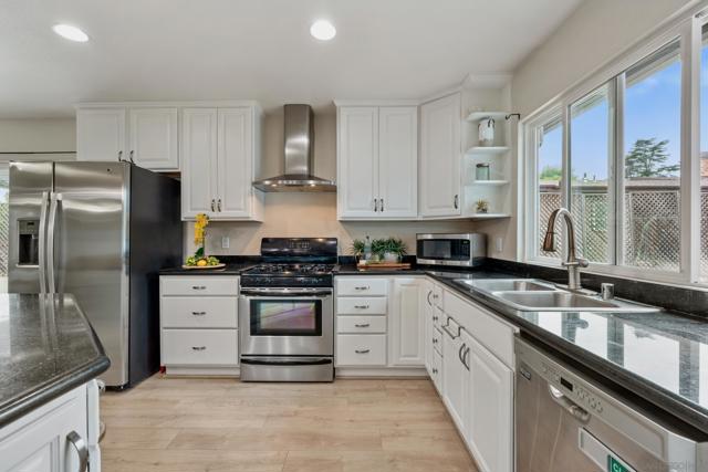 13340 Miguel Garden Way, Poway CA: https://media.crmls.org/mediaz/e6d66fb3-5e8a-4cf8-947e-54fb5f69bf6e.jpg