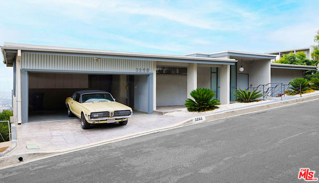 3268 Wrightwood Drive, Studio City CA: https://media.crmls.org/mediaz/e6d6c7ed-9424-49a7-ae9f-91a08bffea3f.jpg