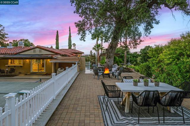 3698 De Rosa Ct, Concord CA: https://media.crmls.org/mediaz/e6d76fa3-ea93-4343-9dd3-183f58ecbc54.jpg