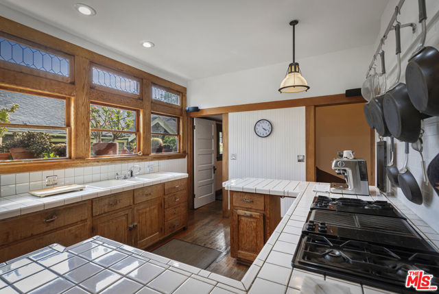 2102 W 24th Street, Los Angeles CA: https://media.crmls.org/mediaz/e6d7a361-4cb5-400e-a3d9-66be3c67b2a0.jpg