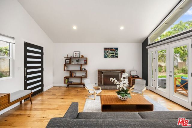 22518 Jameson Drive, Calabasas CA: https://media.crmls.org/mediaz/e6d96cfe-e235-467b-96c2-e2733bdfb709.jpg