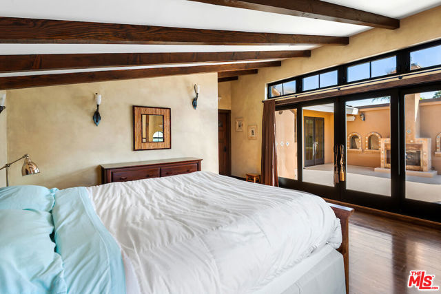 667 Santa Clara Avenue, Venice CA: https://media.crmls.org/mediaz/e6d972ca-36c1-4155-992c-0db372d26e1d.jpg