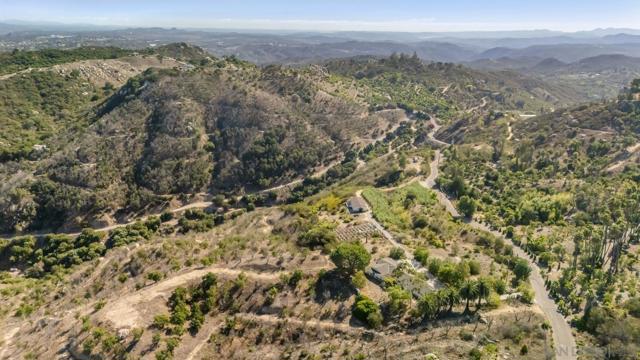 38795 Harris Truck Trail, Fallbrook CA: https://media.crmls.org/mediaz/e6d9939d-d95e-4394-828a-3422ae68144a.jpg