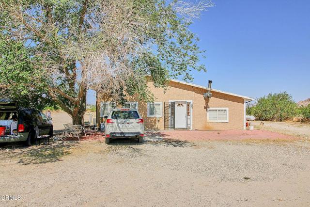 10424 Santa Fe Fire Road, Lucerne Valley CA: https://media.crmls.org/mediaz/e6da5f92-1a0a-4f68-abd5-3626e485fe40.jpg