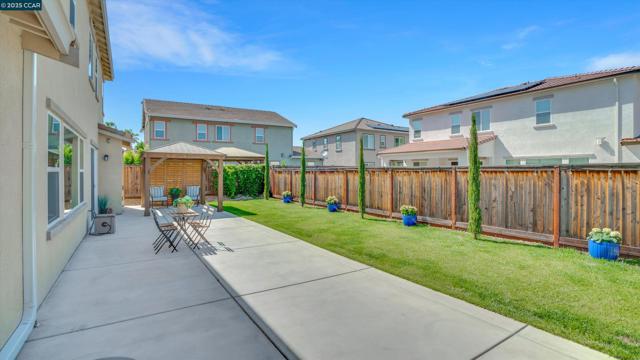 719 Jennifer St, Brentwood CA: https://media.crmls.org/mediaz/e6da6e9e-6640-4903-8c5f-184c892049e2.jpg