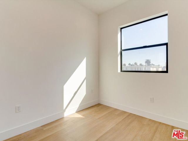 2817 S Redondo Boulevard, Los Angeles CA: https://media.crmls.org/mediaz/e6dad579-9bad-4b72-9afd-dfb16a911dc3.jpg