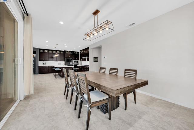 2859 Wylin Blvd, Lathrop CA: https://media.crmls.org/mediaz/e6dbdcc1-65df-4feb-962c-4af87f84a34e.jpg
