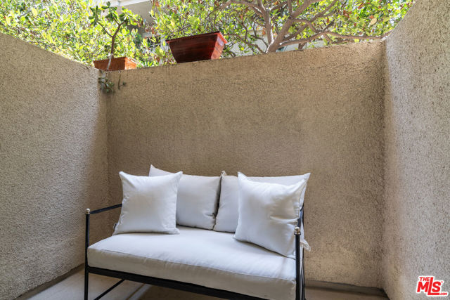 575 S Barrington Avenue, Los Angeles CA: https://media.crmls.org/mediaz/e6dbfc5d-b402-44bf-a48b-7b51d4c1ae95.jpg