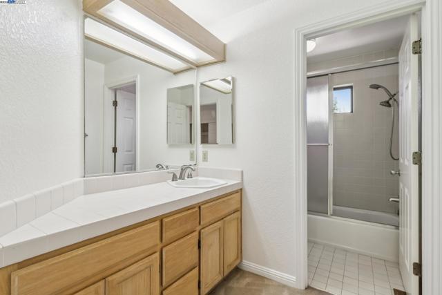 208 Heritage Ln, Pleasanton CA: https://media.crmls.org/mediaz/e6dcdd47-f99c-4f36-aa71-c37f5115ca8c.jpg