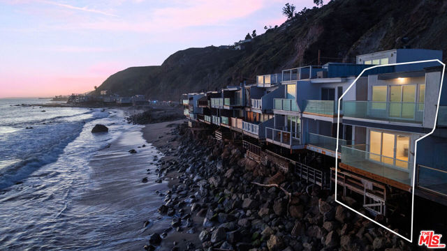 20438 Pacific Coast Highway, Malibu CA: https://media.crmls.org/mediaz/e6dd3025-172e-4197-976e-7de2f1533a9f.jpg