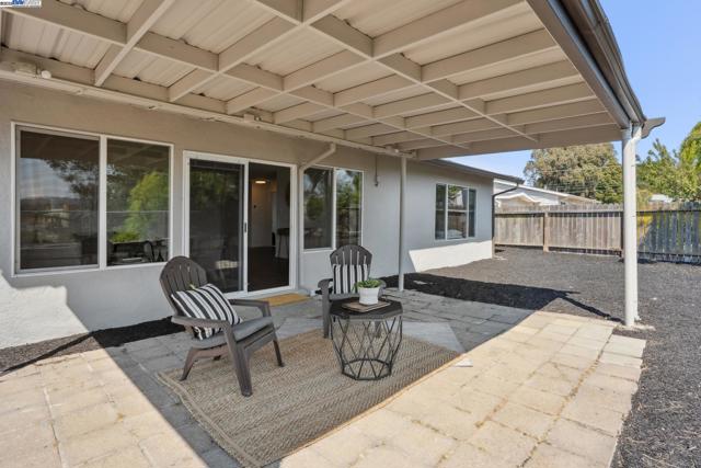 1165 Amend St, Pinole CA: https://media.crmls.org/mediaz/e6dd5662-0990-498f-8fb4-ff2cdf1ee7fb.jpg