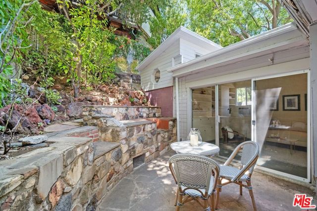 10431 Seabury Lane, Los Angeles CA: https://media.crmls.org/mediaz/e6dd648c-b5d9-4d10-ab43-c8f593f265a8.jpg
