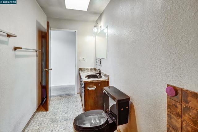 1069 16Th St, Oakland CA: https://media.crmls.org/mediaz/e6ddaa18-7d99-4ccc-bda8-8e9fb2f3459b.jpg