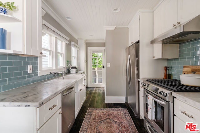 224 San Juan Avenue, Venice CA: https://media.crmls.org/mediaz/e6ddac3a-a01a-4256-8c63-dc0b84fe4b7d.jpg