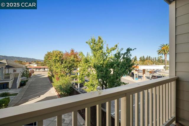 200 Valletta Ln, Pleasanton CA: https://media.crmls.org/mediaz/e6de080d-84be-4b6a-a669-3406a981fc96.jpg