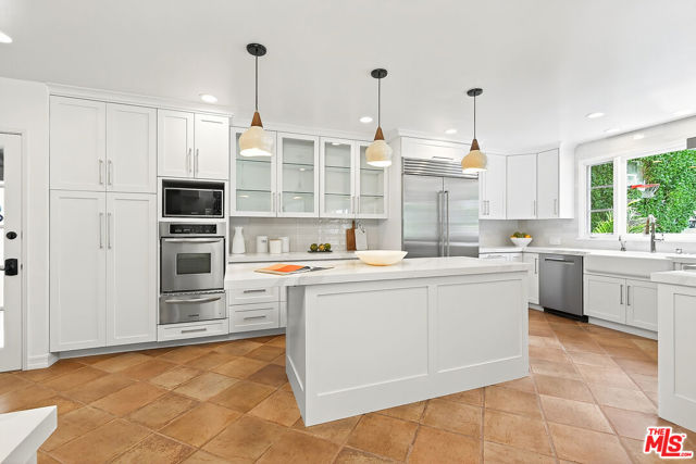 322 25th Street, Santa Monica CA: https://media.crmls.org/mediaz/e6de19ea-65c8-4c95-acc9-d17da174f442.jpg