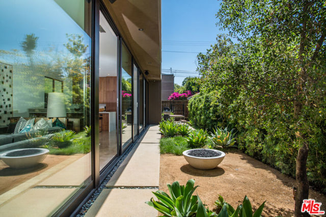 848 Milwood Avenue, Venice CA: https://media.crmls.org/mediaz/e6de4b29-aae3-4852-be7e-ec442abad28c.jpg