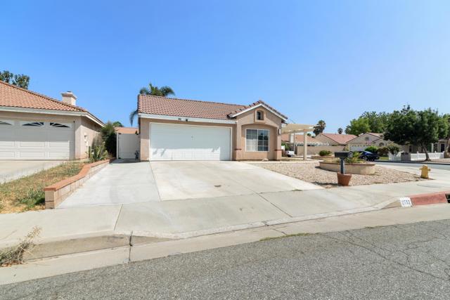 Detail Gallery Image 3 of 43 For 2732 Kingsbury Ave, Hemet,  CA 92545 - 3 Beds | 2 Baths