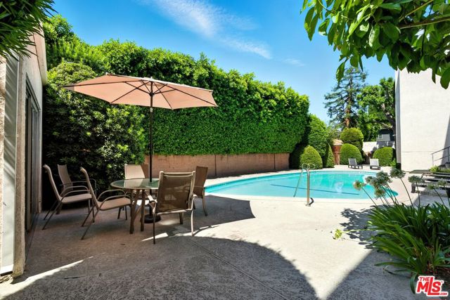 12955 Riverside Drive, Sherman Oaks CA: https://media.crmls.org/mediaz/e6df29ee-85f1-41db-986d-3134deffef1b.jpg
