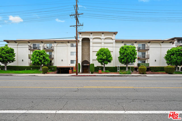 12801 Moorpark Street, Studio City CA: https://media.crmls.org/mediaz/e6df94a9-da72-4686-8372-5eba7bd36827.jpg