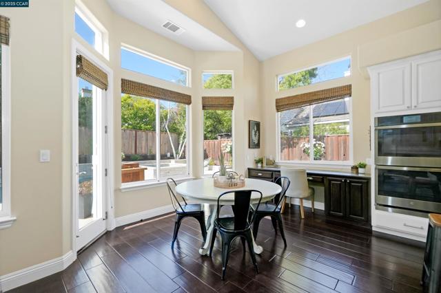 139 Shelterwood Ln, Danville CA: https://media.crmls.org/mediaz/e6dfddbe-34db-4867-a6ea-c050ccfc9fce.jpg